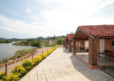 Vista de las cabañas en Presa Picachos